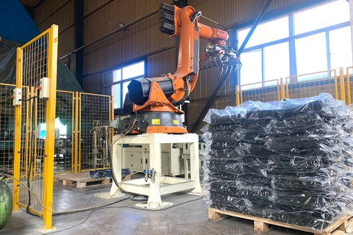 Automatic packaging and palletizing production line